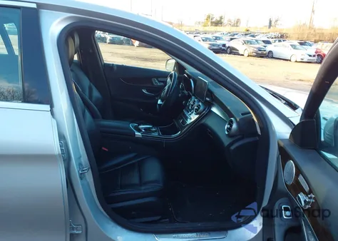 2016 Mercedes-Benz C 300 4Matic z USA, uszkodzony, nr VIN 55SWF4KB3GU176758